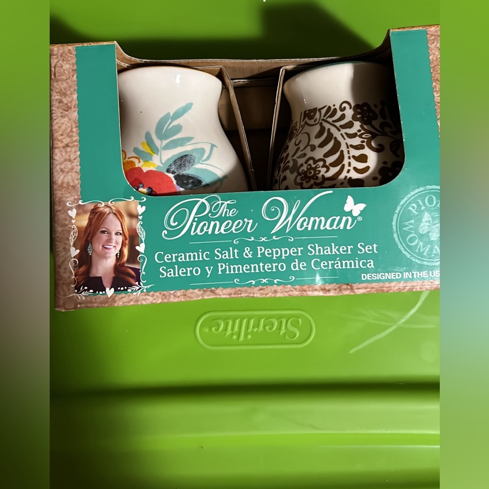 Pioneer woman salt and pepper shaker